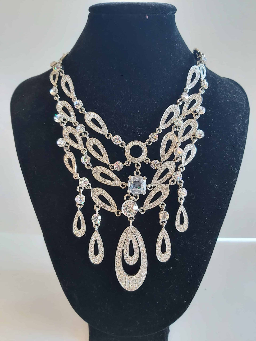 Statement necklace with nice design strass